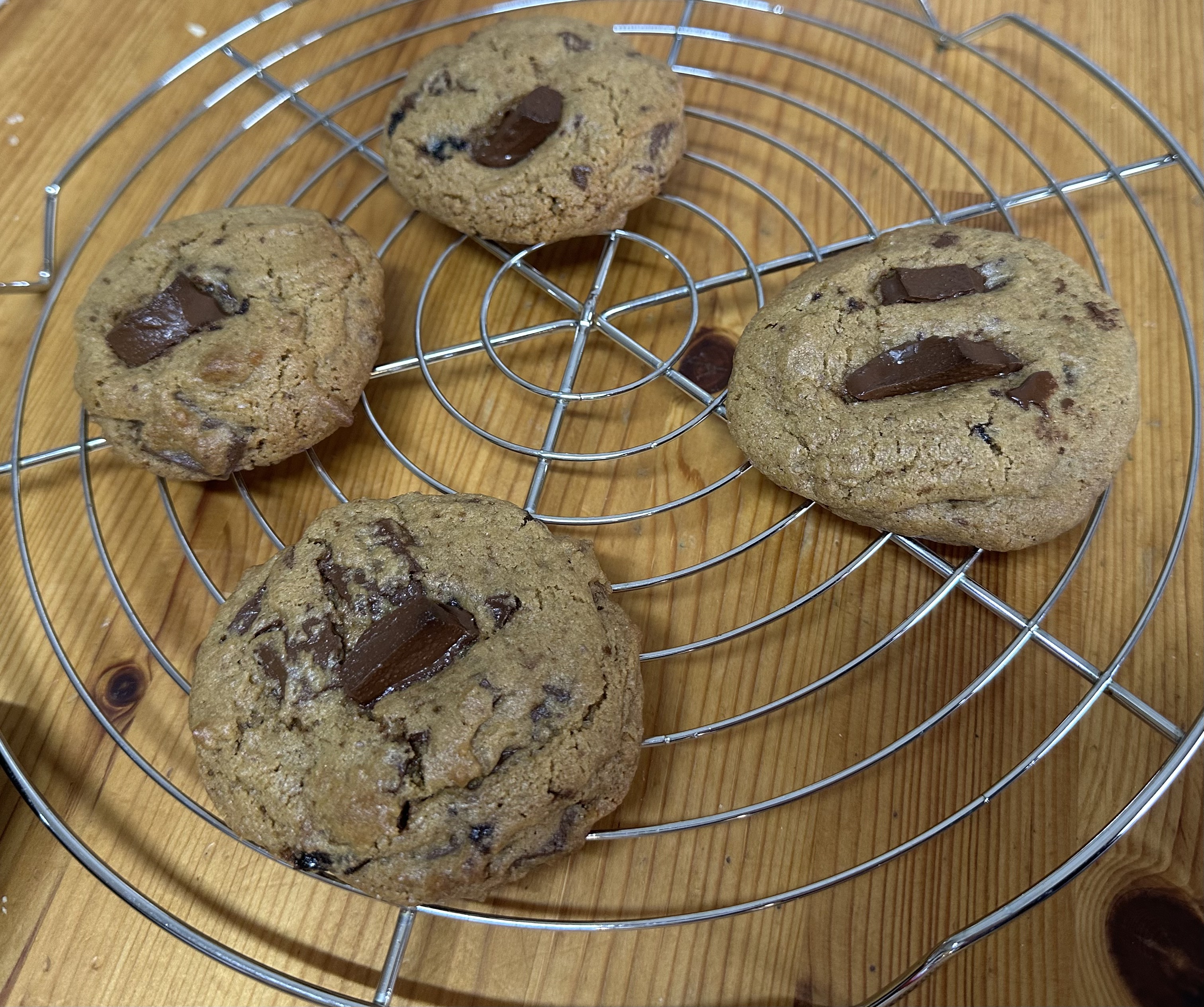 Foto de cookies com oedalos de chocolate