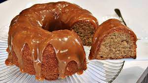 Foto de pedaços de bolo de canela e cobertura de doce de leite