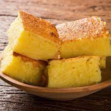 Foto de pedaços de bolo de milho cremoso